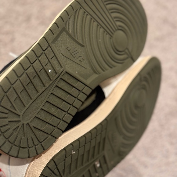 Travis Scott x Wmns Air Jordan 1
Retro Low OG SP 'Olive' - Picture 3 of 6